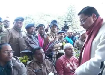 हल्द्वानी पहुंचे सीएम धामी, बोले- महिला पुलिसकर्मियों को मारा-पीटा गया