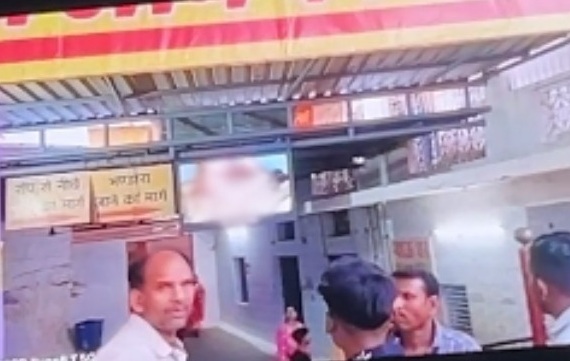 छत्तीसगढ़ : विश्व प्रसिद्ध मंदिर में LED पर चलने लगा अश्लील वीडियो, मचा बवाल छत्तीसगढ़ : विश्व प्रसिद्ध मंदिर में LED पर चलने लगा अश्लील वीडियो, मचा बवाल