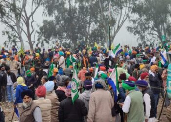 किसानों ने फिर शुरू किया प्रदर्शन, फिर चली आंसू गैस