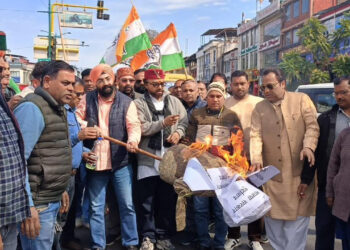 कांग्रेस कार्यकर्ताओं ने सरकार का पुतला दहन किया