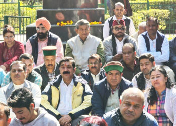 दून में बजट सत्र कराने के विरोध में हरदा ने रखा मौन उपवास