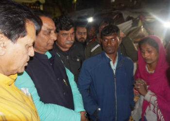 मृत किशोरी के परिजनों से मिले मंत्री अग्रवाल