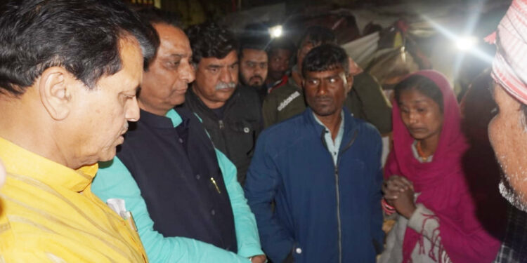 मृत किशोरी के परिजनों से मिले मंत्री अग्रवाल