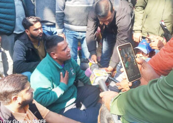 बर्खास्त कोविड कर्मचारियों ने स्वास्थ्य मंत्री आवास कूच किया