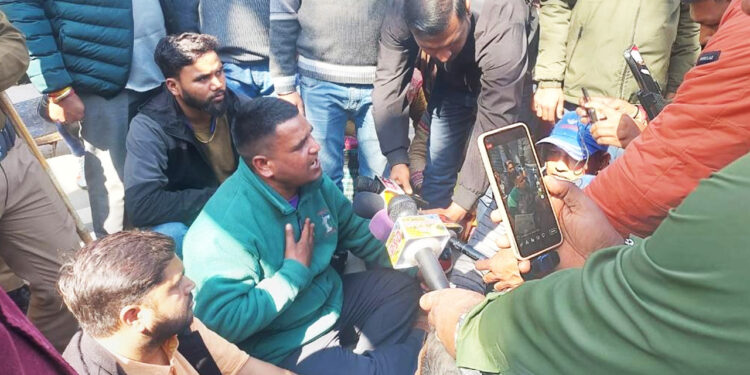 बर्खास्त कोविड कर्मचारियों ने स्वास्थ्य मंत्री आवास कूच किया