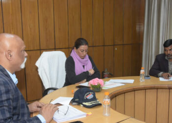 मंत्री रेखा आर्य ने मुख्यमंत्री घोषणाओं की समीक्षा की