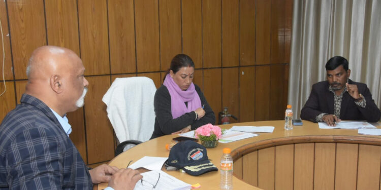 मंत्री रेखा आर्य ने मुख्यमंत्री घोषणाओं की समीक्षा की