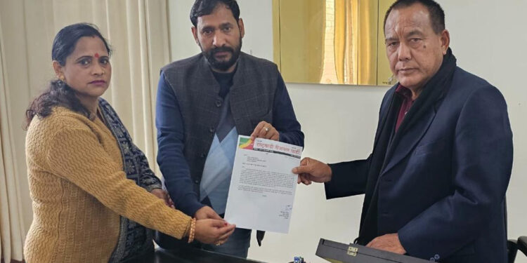 भर्ती की समस्याओं को लेकर यूकेएसएसएससी आयोग के अध्यक्ष से मिले रीजनल पार्टी के कार्यकर्ता