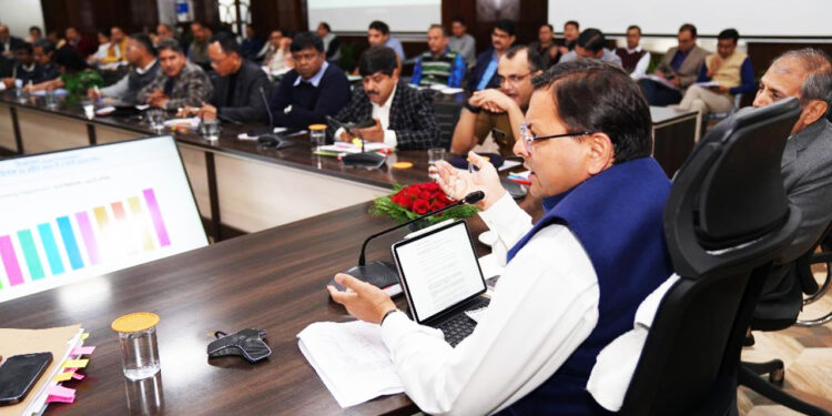 मुख्यमंत्री ने सचिवालय में की सी.एम हेल्पलाइन 1905 की समीक्षा