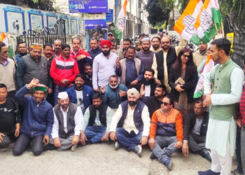 कांग्रेस कार्यकर्ताओं ने किया एसबीआई का घेराव