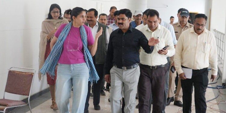 डीएम ने विधानसभावार बनाए जा रहे स्ट्रांग रूम की व्यवस्था परखी