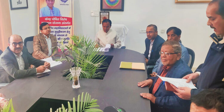 स्वीकृत बजट समय पर खर्च करें अधिकारी : डा. धन सिंह रावत