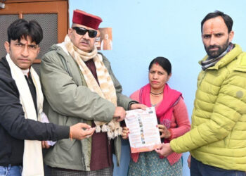 विभिन्न योजनाओं के लाभार्थियों से मंत्री जोशी ने लिया फीडबैक