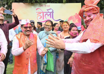 होली मिलन समारोह में कुमाऊंनी होली यारों ने बिखेरा होली का रंग