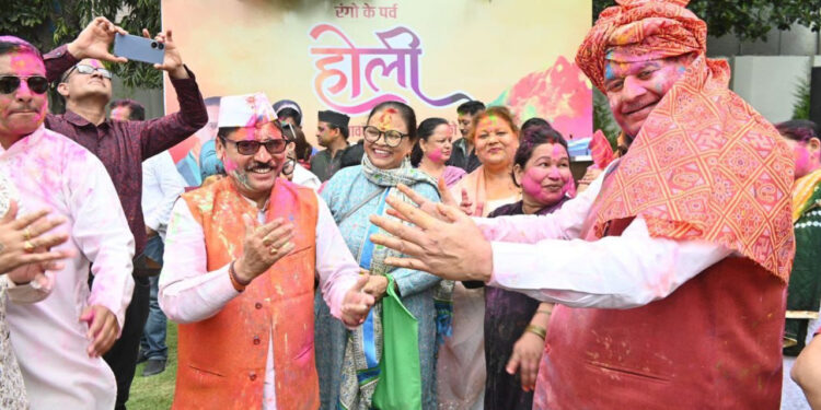 होली मिलन समारोह में कुमाऊंनी होली यारों ने बिखेरा होली का रंग