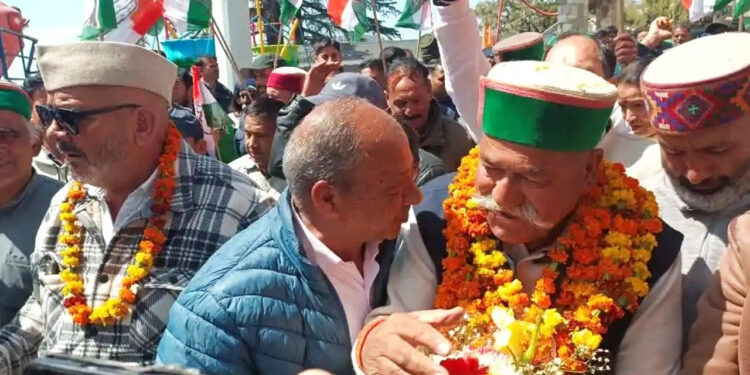 मसूरी पहुंचने पर कांग्रेस प्रत्याशी गुनसोला का कार्यकर्ताओं ने जोरदार स्वागत