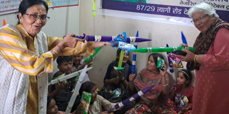 तेजस्विनी चैरिटेबल ट्रस्ट ने बच्चों के बीच पहुंचकर मनाई होली