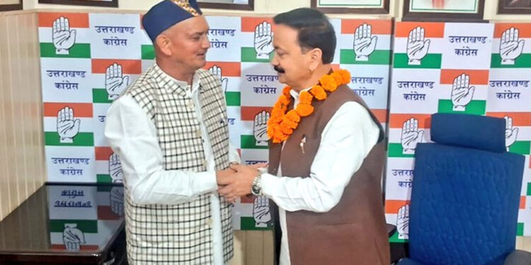 पिता संग पीसीसी पहुंचे वीरेंद्र रावत