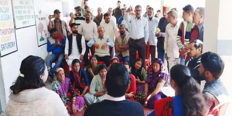 ग्रामीणों के चुनाव बहिष्कार से बढ़ी प्रशासन की मुश्किलें