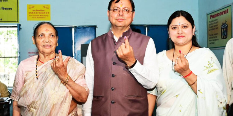 मुख्यमंत्री धामी ने खटीमा के नगरा तराई में किया मतदान