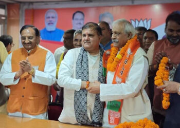 कांग्रेसी नेता दिनेश अग्रवाल ने थामा भाजपा का दामन