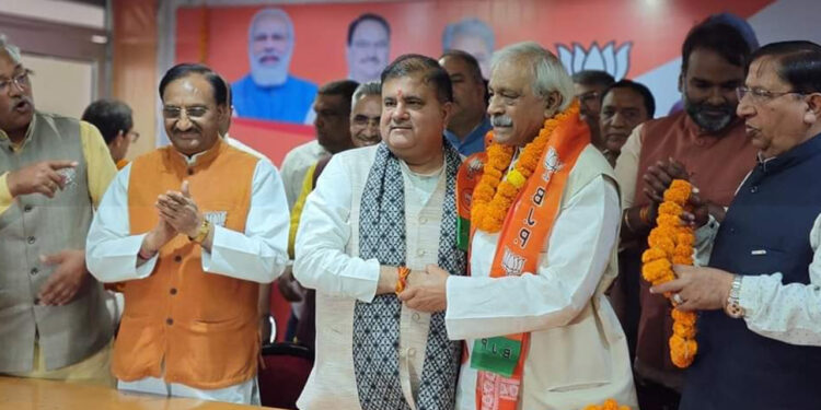 कांग्रेसी नेता दिनेश अग्रवाल ने थामा भाजपा का दामन