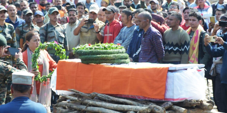 शहीद कमल भाकुनी का सैन्य सम्मान के साथ हुआ अंतिम संस्कार