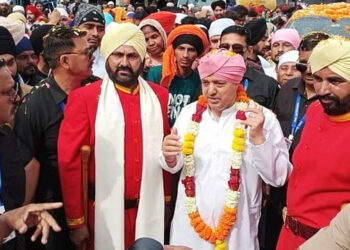 पुष्प वर्षा के साथ नगर परिक्रमा में गूंजे श्री गुरु राम राय जी महाराज के जयकारे