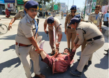 महिला कांग्रेस ने लगाए प्रधानमंत्री गो बैक के नारे, गिरफ्तार