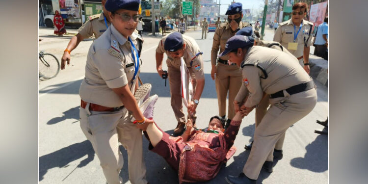 महिला कांग्रेस ने लगाए प्रधानमंत्री गो बैक के नारे, गिरफ्तार