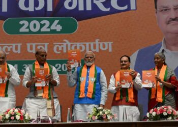 BJP ने जारी किया ‘संकल्प पत्र’, इनको दी गई पहली कॉपी