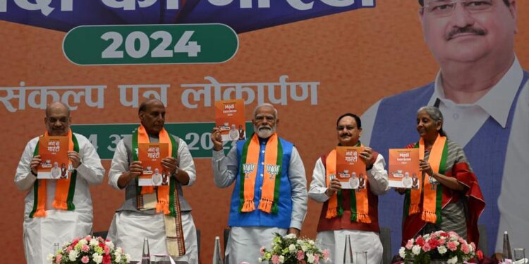 BJP ने जारी किया ‘संकल्प पत्र’, इनको दी गई पहली कॉपी