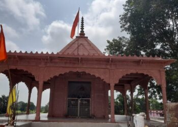 मंदिर में प्रवेश करते समय बोलें ये मंत्र, हर गलती हो जाएगी माफ