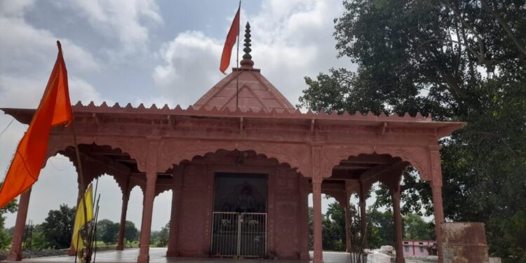 मंदिर में प्रवेश करते समय बोलें ये मंत्र, हर गलती हो जाएगी माफ