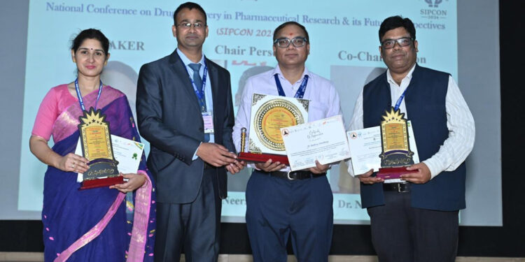 डीआईटी यूनिवर्सिटी फैकल्टी ने एपीटीआई उत्तराखंड सर्वश्रेष्ठ शिक्षक एवं सर्वश्रेष्ठ शोधकर्ता पुरस्कार जीता