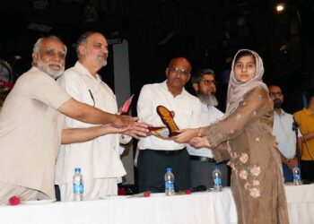 दायित्व फाउंडेशन ने किया मेधावी छात्रों को सम्मानित