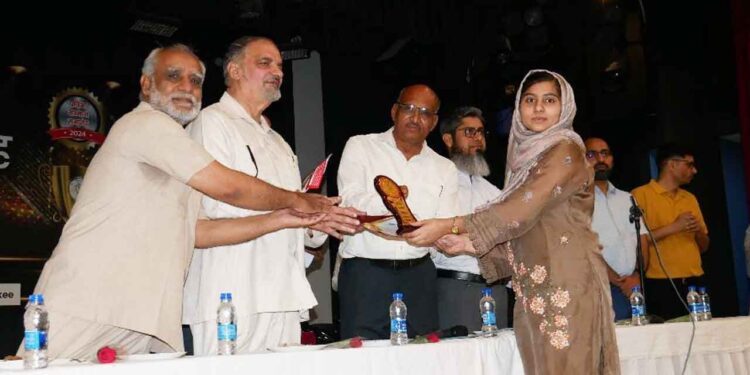 दायित्व फाउंडेशन ने किया मेधावी छात्रों को सम्मानित