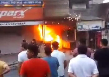 दुकान में लगी भीषण आग, लाखों का नुकसान
