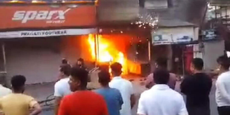 दुकान में लगी भीषण आग, लाखों का नुकसान
