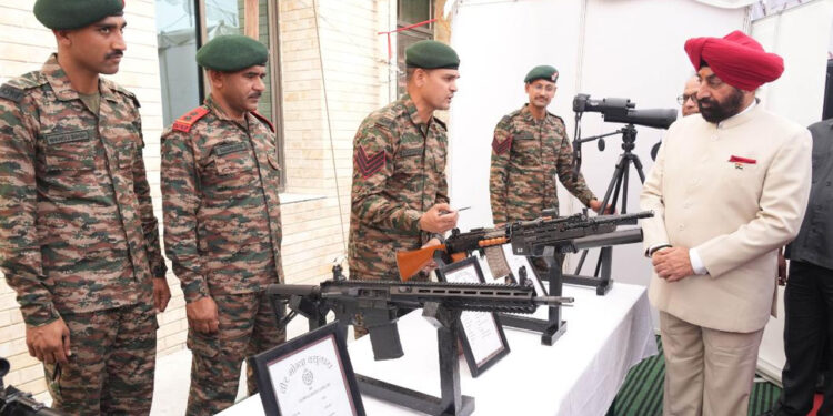प्रौद्योगिकी दिवस पर आधुनिक हथियारों की प्रदर्शनी आयोजित
