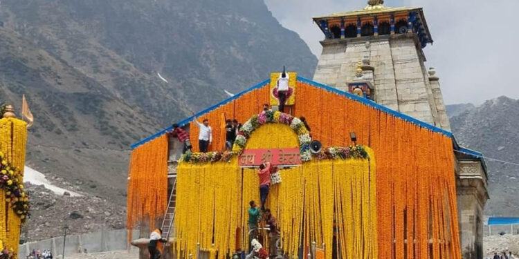 चारधाम यात्रा समापन का काउंटडाउन शुरू, 10 क्विंटल फूलों से सजा मंदिर