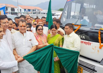 यात्रा वाहनों को हरी झंडी दिखाकर किया चारधाम के लिए रवाना