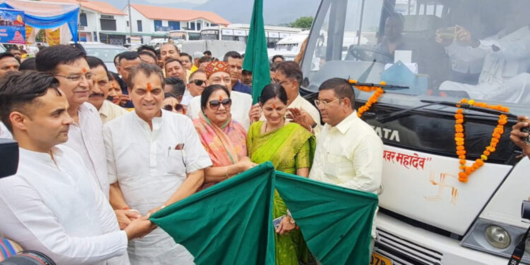 यात्रा वाहनों को हरी झंडी दिखाकर किया चारधाम के लिए रवाना