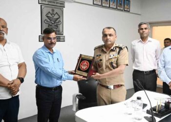 सेवानिवृत्ति पर पुलिस उप महानिरीक्षक सुखबीर सिंह व मुख्य आरक्षी महावीर सिंह को दी गई विदाई