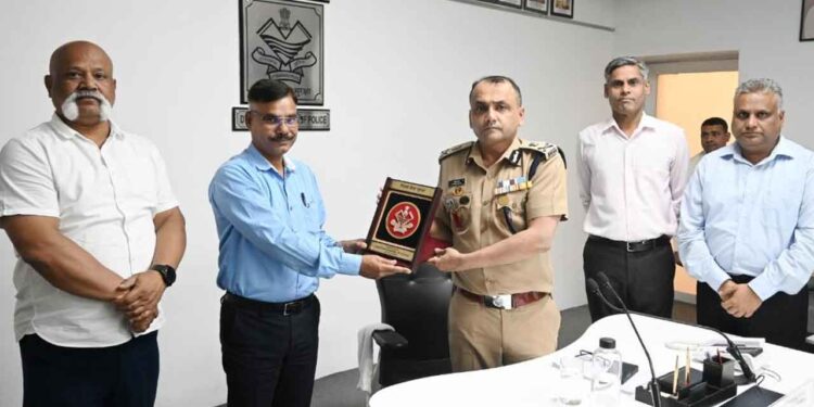 सेवानिवृत्ति पर पुलिस उप महानिरीक्षक सुखबीर सिंह व मुख्य आरक्षी महावीर सिंह को दी गई विदाई