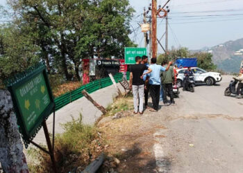 अनियंत्रित कार दूसरी सड़क पर गिरी, चपेट में आने से दो लोग घायल