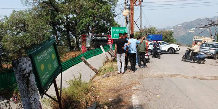 अनियंत्रित कार दूसरी सड़क पर गिरी, चपेट में आने से दो लोग घायल