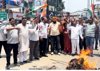उद्यान घोटाला : कांग्रेस ने फूंका सरकार का पुतला