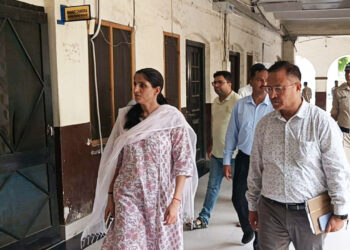 जिलाधिकारी ने नगर निगम की भूमि पर तार बाड़ करने के निर्देश दिए