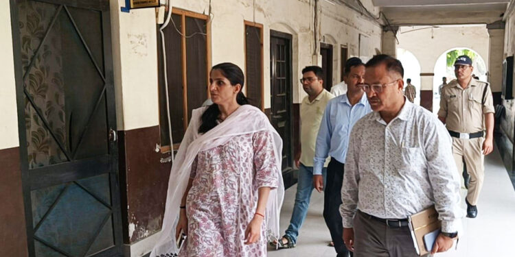 जिलाधिकारी ने नगर निगम की भूमि पर तार बाड़ करने के निर्देश दिए